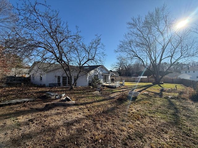 98 Greenpoint Cir, Chicopee, MA 01020