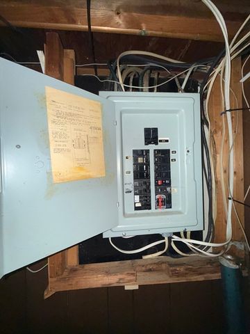 98 Greenpoint Cir, Chicopee, MA 01020