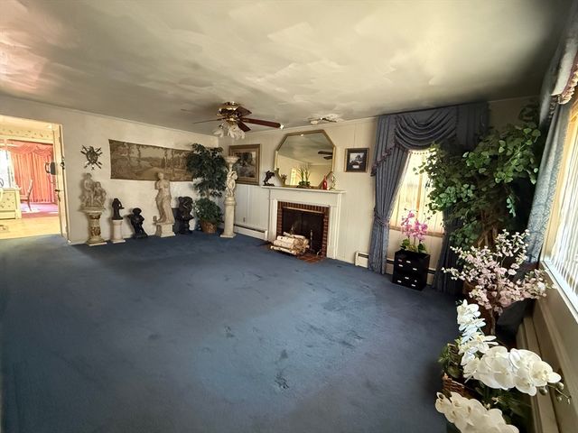 98 Greenpoint Cir, Chicopee, MA 01020