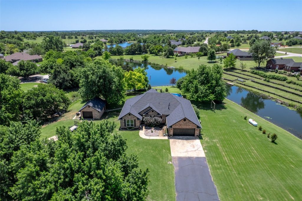 Image 2 of property listing at 2804 Pelican Way, Blanchard, OK 73010