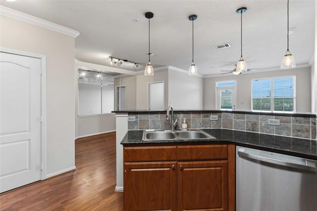 1711 Old Spanish Trail 207, Houston, TX 77054
