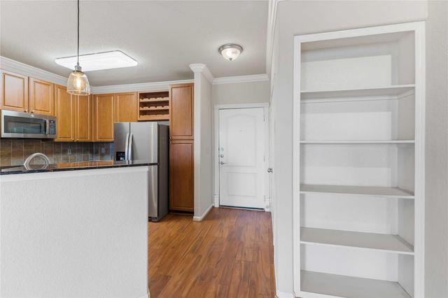 1711 Old Spanish Trail 207, Houston, TX 77054