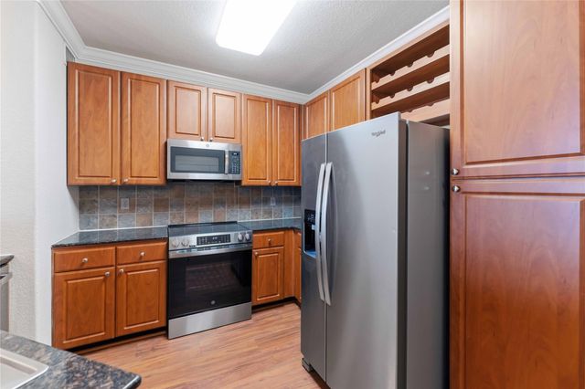 1711 Old Spanish Trail 207, Houston, TX 77054