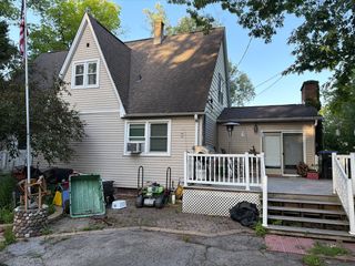 922 Valley Avenue, Mchenry, IL 60051