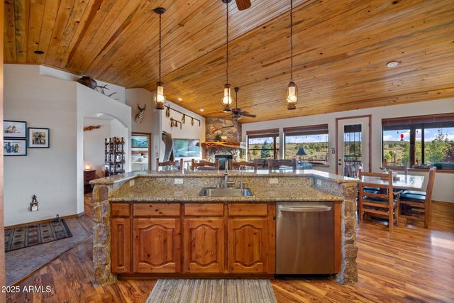 2702 COVERED WAGON Trail, Overgaard, AZ 85933