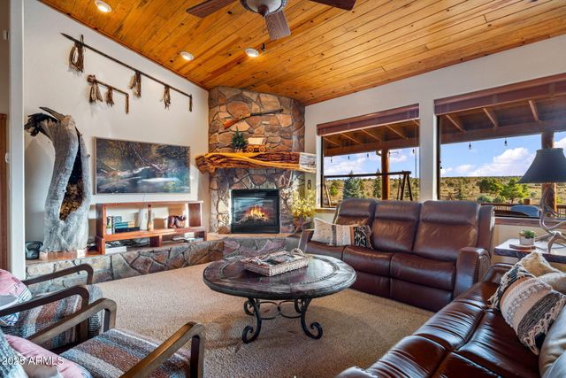 2702 COVERED WAGON Trail, Overgaard, AZ 85933