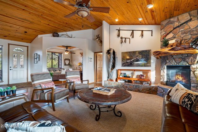 2702 COVERED WAGON Trail, Overgaard, AZ 85933