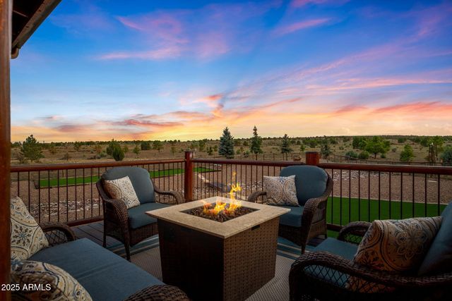 2702 COVERED WAGON Trail, Overgaard, AZ 85933