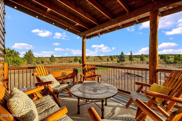 2702 COVERED WAGON Trail, Overgaard, AZ 85933