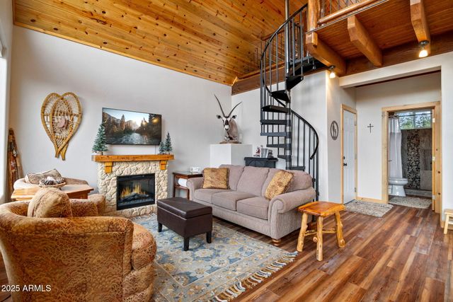 2702 COVERED WAGON Trail, Overgaard, AZ 85933