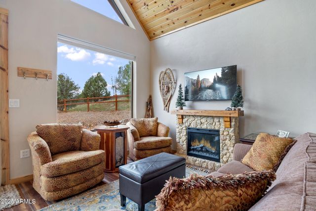 2702 COVERED WAGON Trail, Overgaard, AZ 85933
