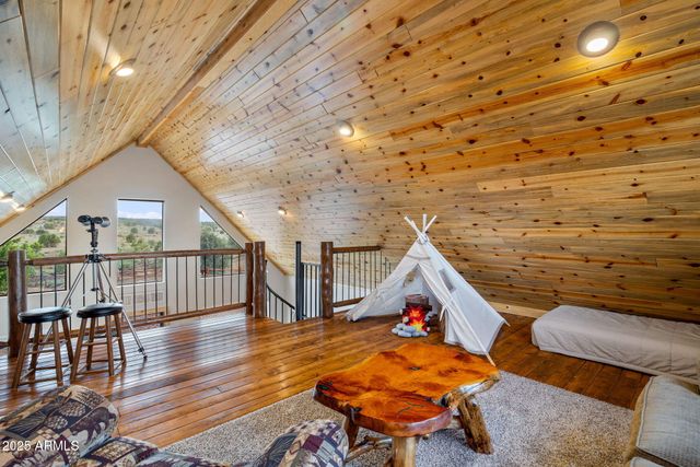 2702 COVERED WAGON Trail, Overgaard, AZ 85933
