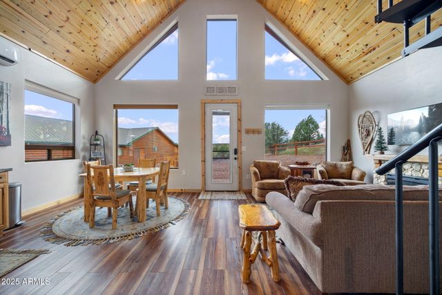 2702 COVERED WAGON Trail, Overgaard, AZ 85933