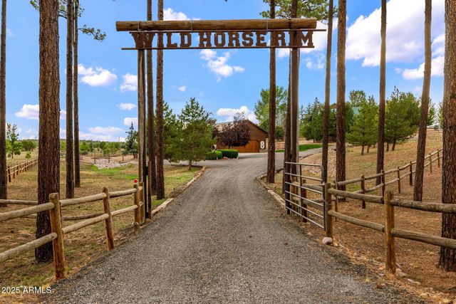 2702 COVERED WAGON Trail, Overgaard, AZ 85933