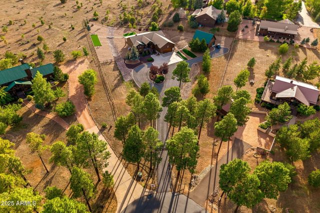 2702 COVERED WAGON Trail, Overgaard, AZ 85933