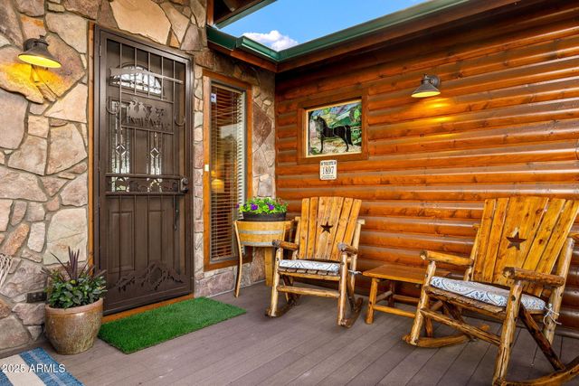 2702 COVERED WAGON Trail, Overgaard, AZ 85933