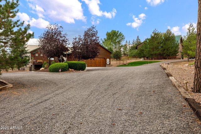 2702 COVERED WAGON Trail, Overgaard, AZ 85933