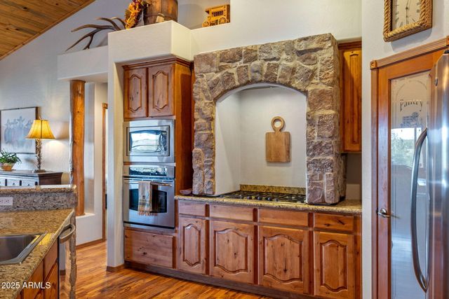 2702 COVERED WAGON Trail, Overgaard, AZ 85933