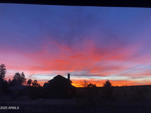 2702 COVERED WAGON Trail, Overgaard, AZ 85933