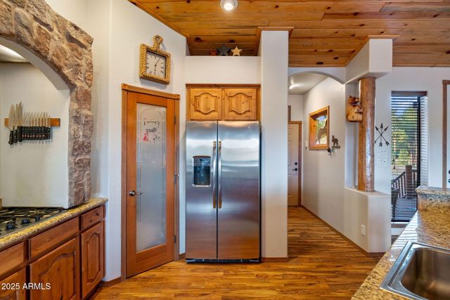 2702 COVERED WAGON Trail, Overgaard, AZ 85933