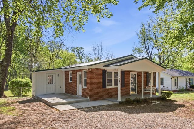 1021 Preston Dr, Burns, TN 37029