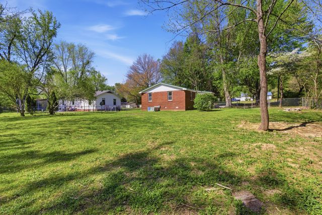 1021 Preston Dr, Burns, TN 37029