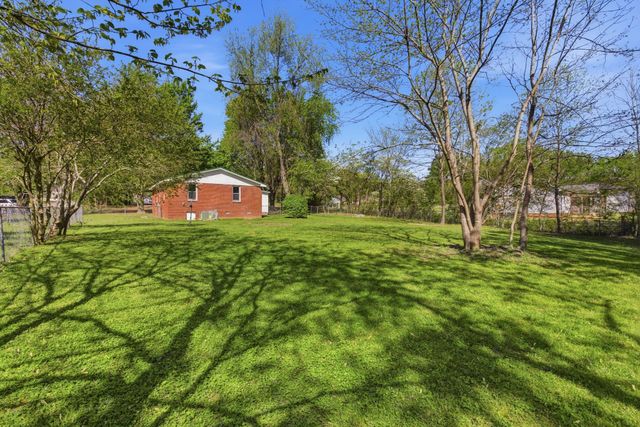1021 Preston Dr, Burns, TN 37029