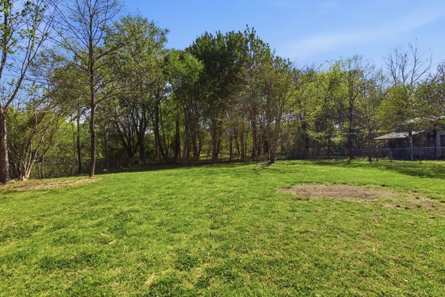1021 Preston Dr, Burns, TN 37029