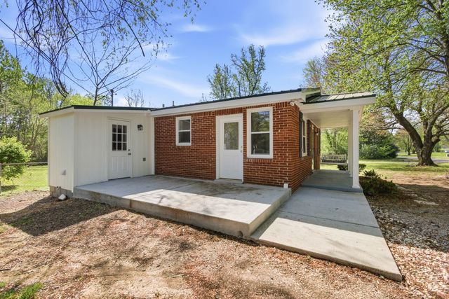 1021 Preston Dr, Burns, TN 37029