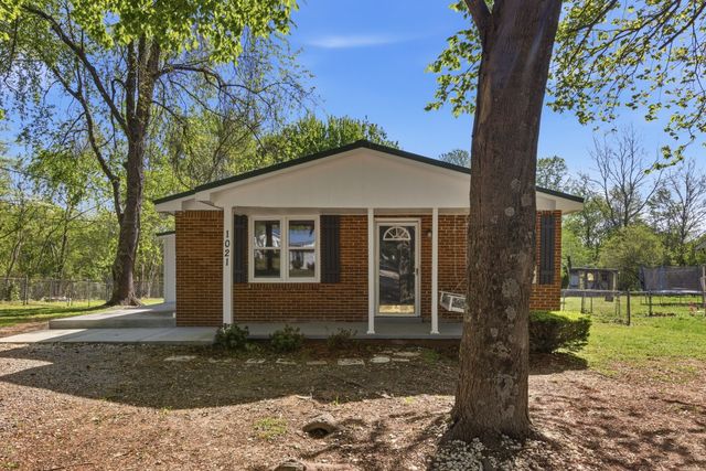 1021 Preston Dr, Burns, TN 37029