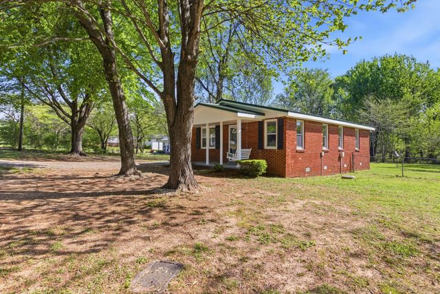 1021 Preston Dr, Burns, TN 37029