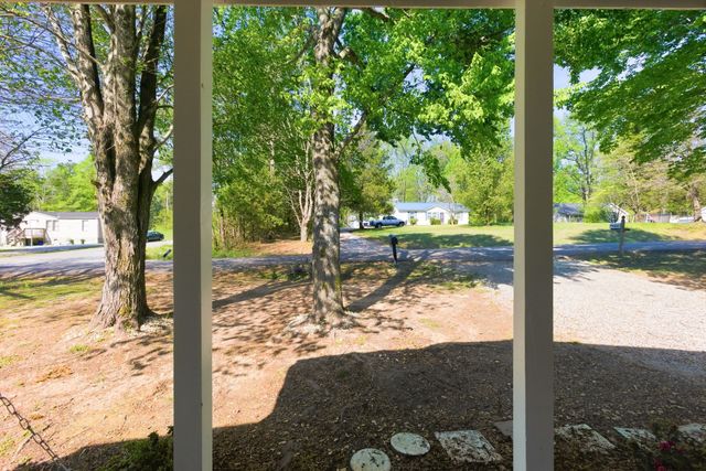 1021 Preston Dr, Burns, TN 37029