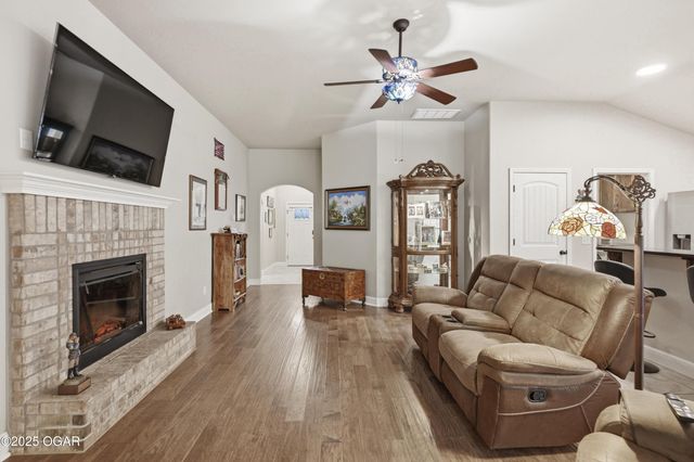 1104 Lakeview Drive, Webb City, MO 64870