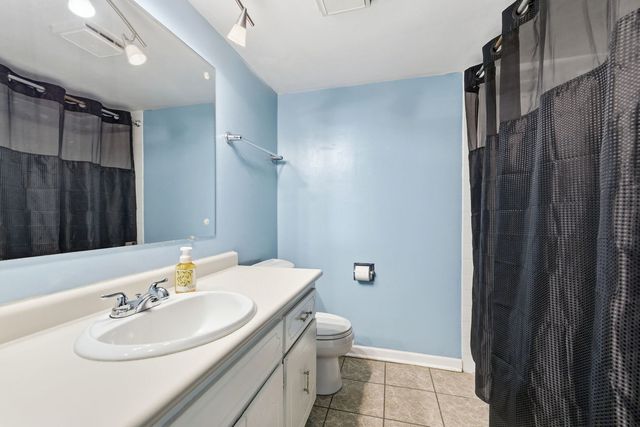 13616 Royal Court 207, Crestwood, IL 60418