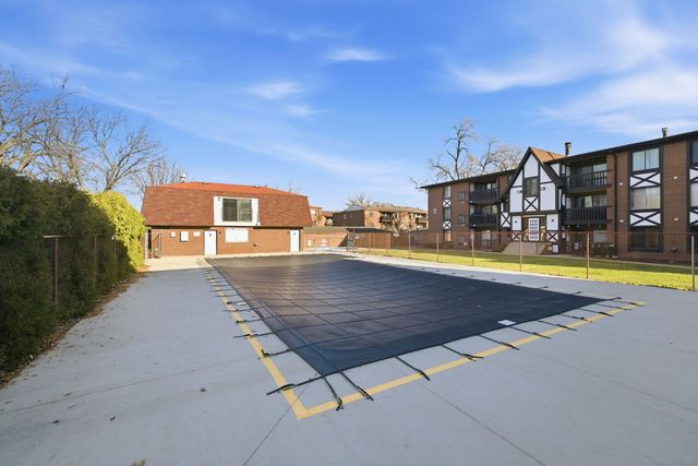 13616 Royal Court 207, Crestwood, IL 60418