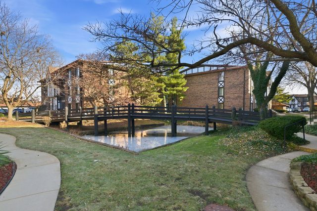 13616 Royal Court 207, Crestwood, IL 60418