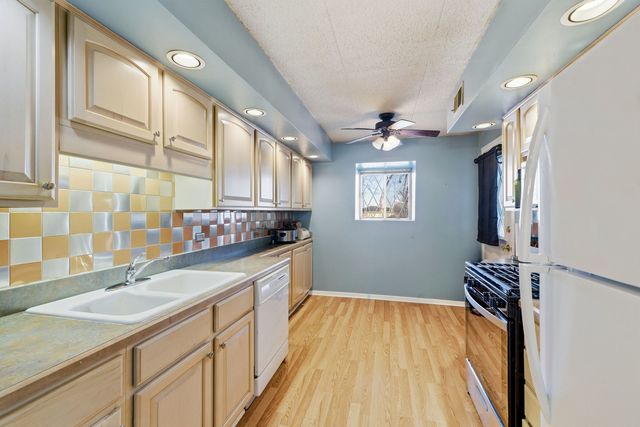 13616 Royal Court 207, Crestwood, IL 60418