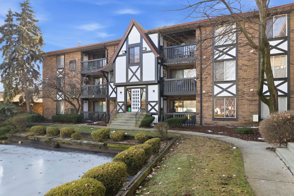 13616 Royal Court 207, Crestwood, IL 60418