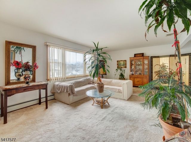 16 Oldis St, Rochelle Park Twp., NJ 07662