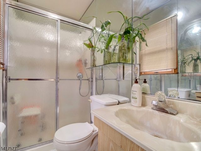 16 Oldis St, Rochelle Park Twp., NJ 07662