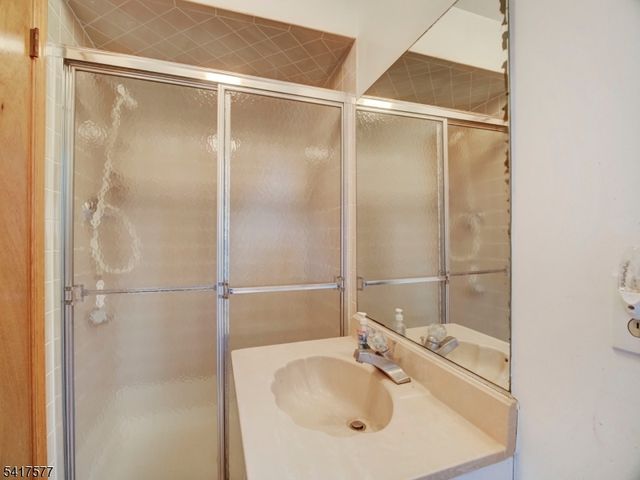 16 Oldis St, Rochelle Park Twp., NJ 07662