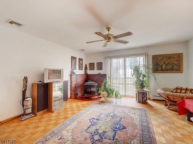 16 Oldis St, Rochelle Park Twp., NJ 07662