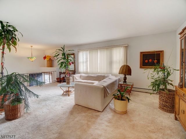 16 Oldis St, Rochelle Park Twp., NJ 07662