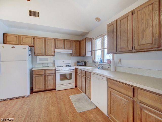 16 Oldis St, Rochelle Park Twp., NJ 07662