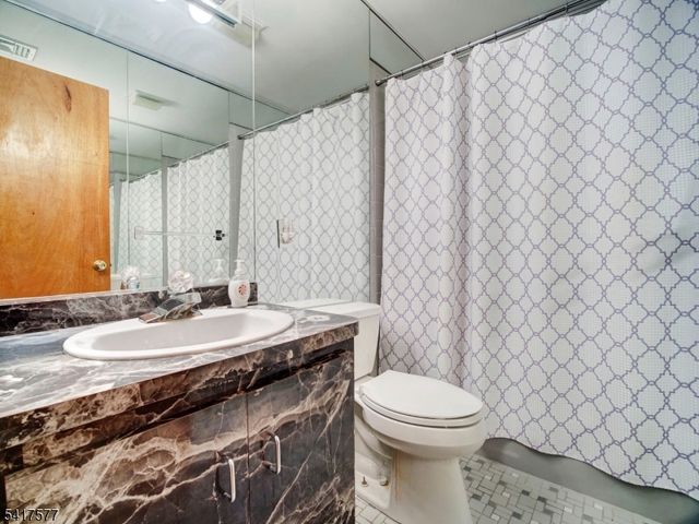 16 Oldis St, Rochelle Park Twp., NJ 07662