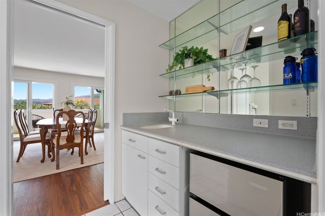 1025 Hanohano Way, Honolulu, HI 96825