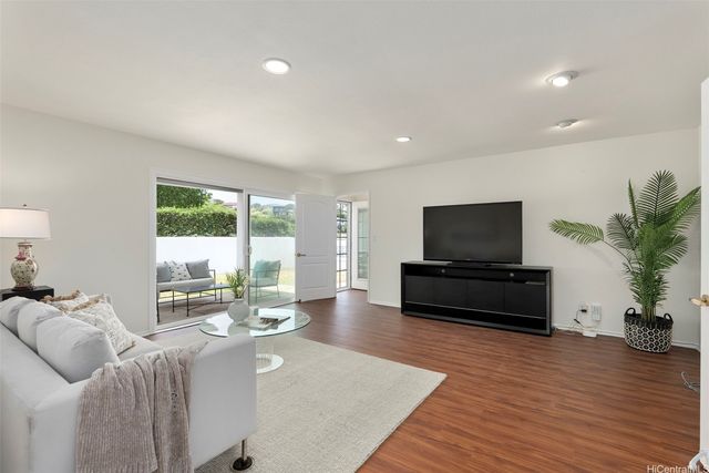 1025 Hanohano Way, Honolulu, HI 96825