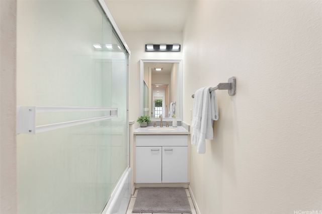 1025 Hanohano Way, Honolulu, HI 96825