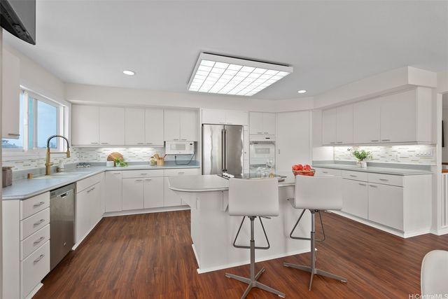 1025 Hanohano Way, Honolulu, HI 96825