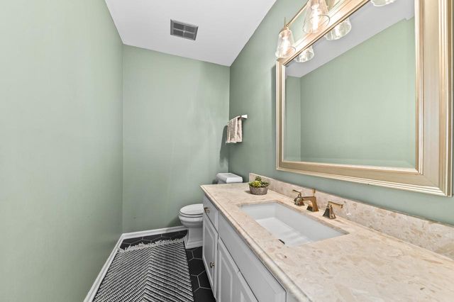 1870 Sean COURT, Brookfield, WI 53045